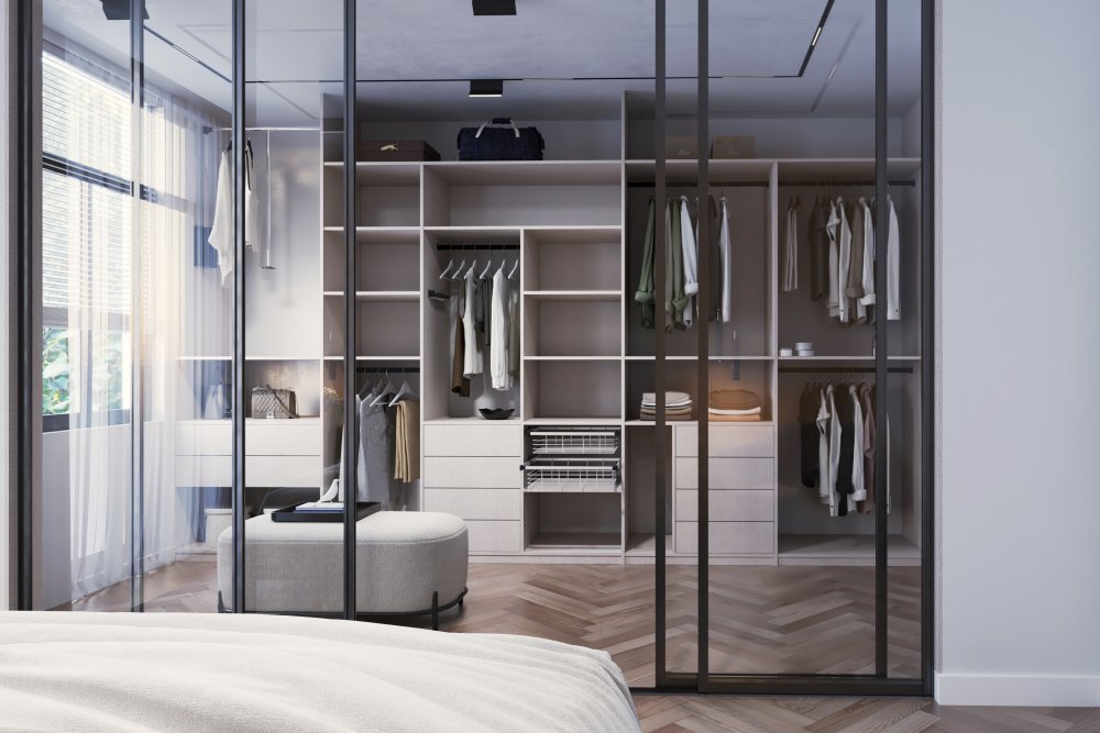 Walk-in šatník za presklenou stenou s ergonomickým členením úložného priestoru